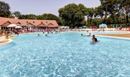 Piscine extérieure camping Les Pierres Couchées