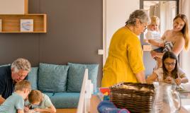 Famille dans son Mobil home au camping de la Réserve