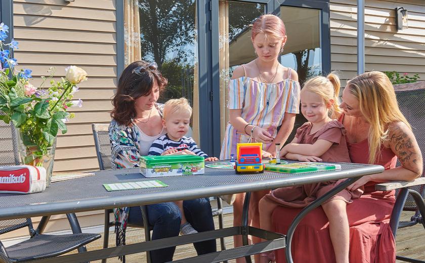 Famille sur la terrasse de son mobil home au camping de Meerwijck aux Pays-Bas